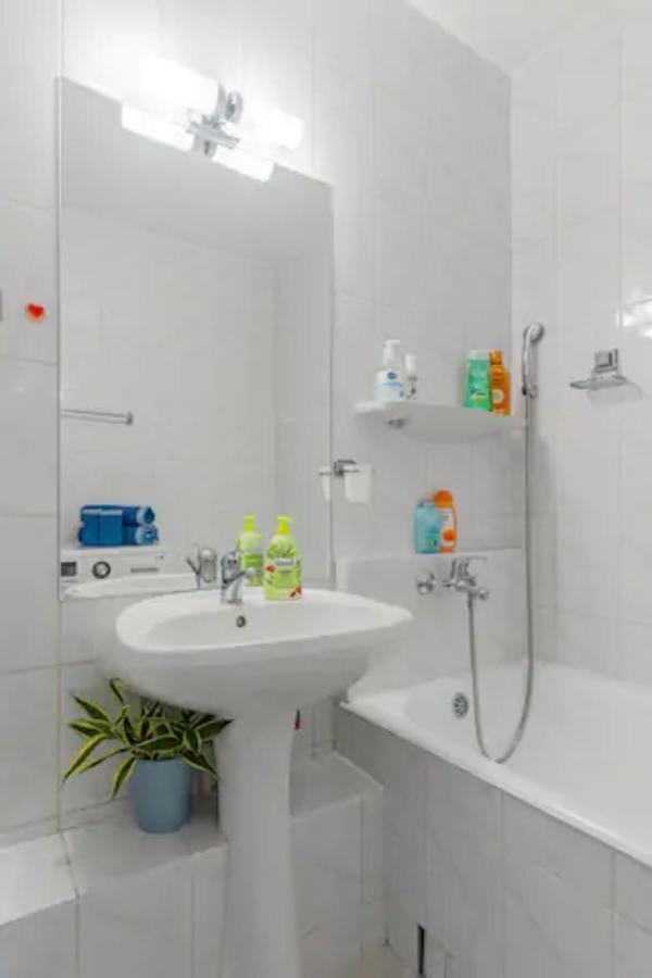 Cosy & Chic Studio Close By Victoria Square Bucarest Exterior foto